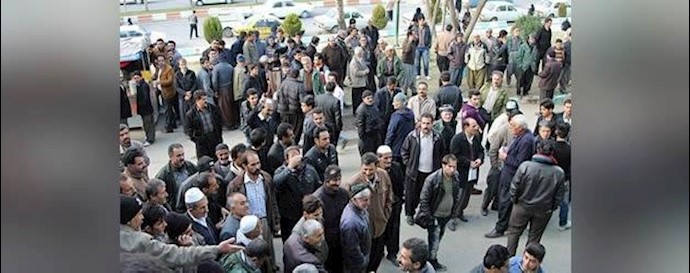 Iran, Kashan: Protest gathering of carpet factory workers
