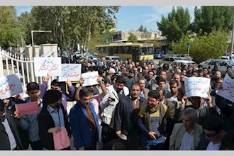 Iran, Bushehr – Protest gathering of ‎dozens of teachers against government ‎inaction in resolving the teachers’ ‎difficulties