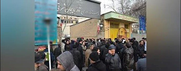 Iran, Tabriz: Workers’ gathering of Tabriz Company in front of the governor’s office