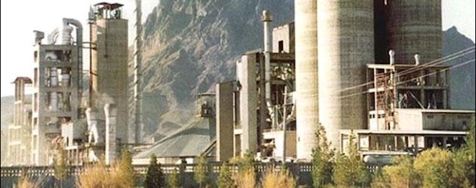 Iran, Kashan: Cement factory workers protest and strike
