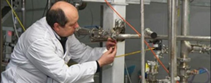  'IAEA inspector disconnects the connections between the twin cascades for 20 percent uranium production at Natanz'