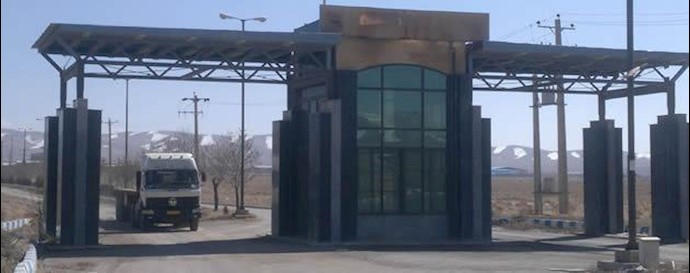 Kashan – Protest gathering of workers of Parand polyester’s yarn producing factory