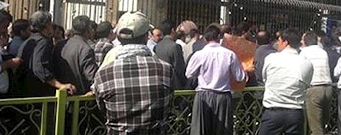  'Retired employees protesting in front of labor ministry'