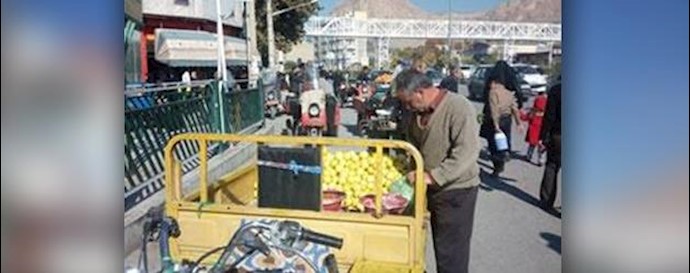 Iran: People clash with the agents of the City Hall