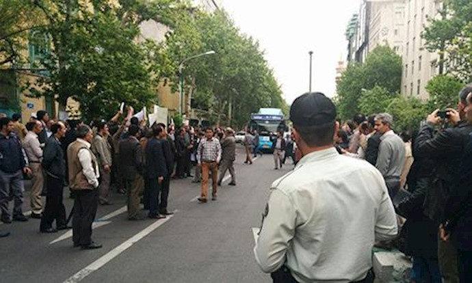 Tehran and about 40 Iranian cities are the scenes of teachers’ protest