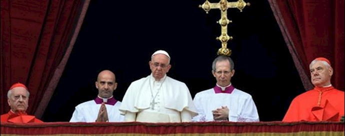 Christians are being persecuted, Pope says at Easter mass