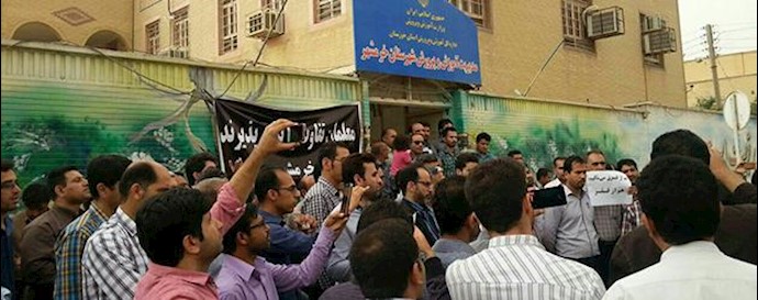 Thousands of teachers in Iran demand higher wages