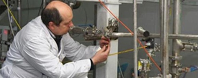  'IAEA inspector disconnects the connections between the twin cascades'