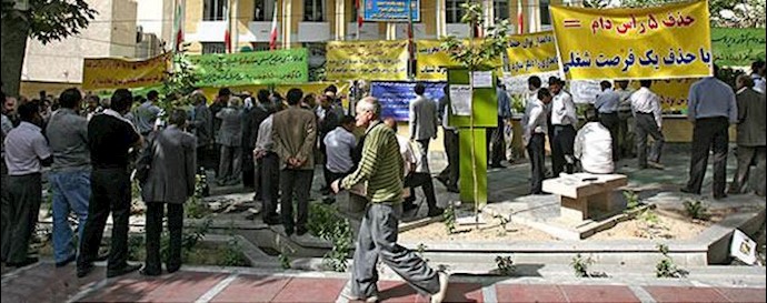 Tehran: More than 500 ranchers from 6 provinces staged a demonstration in front of Iranian regime president’s office
