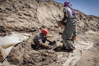 Working women in the mullahs’ ruled Iran suffer dual cruelty