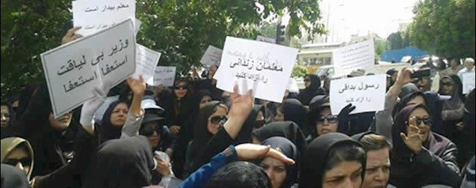 Tehran: vicious attack on teachers by the government plain clothes agents