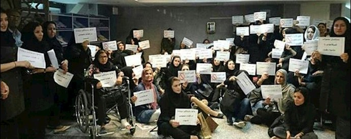 Iran: female college students stage protests
