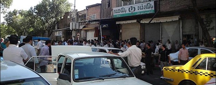 Iran: people deliver severe beating to regime agents around Tehran