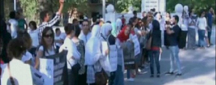 Syrian women activists in Turkey protesting vicious Assad airstrikes