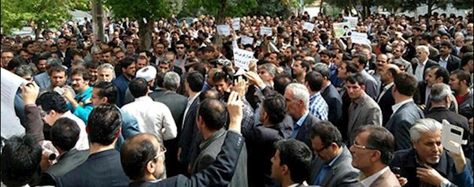 Shocking admittance of Iranian regime officials to holding 1000 teachers in prison