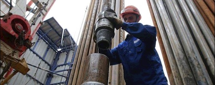 Oil pares weekly slump as top senate Democrat opposes Iran deal