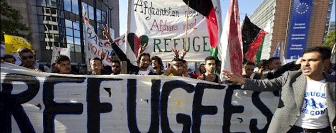  'People take part in a solidarity march with migrants and refugees in Brussels, September 27, 2015'