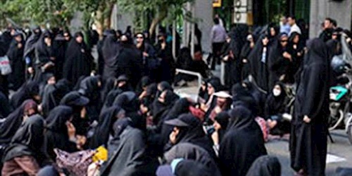 Iranian teachers rally in front of the mullahs’ parliament demanding their rights