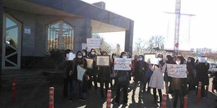 Iran: Female University students protest