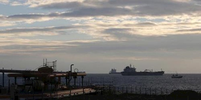 Oil in unrelenting rout, plumbs new lows under $27