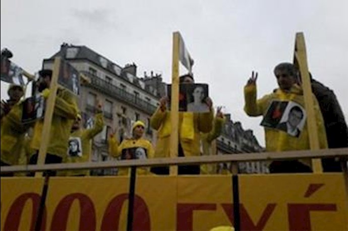 Mock executions and thousands of protesters greet Iran’s President Rouhani in Paris