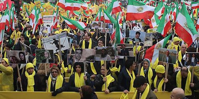  'Iranian opposition supporters protest against Hasan Rouhani’s visit to Paris on January 28, 2016.'