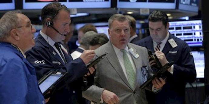 Oil slump nears $30 a barrel mark on unabated output