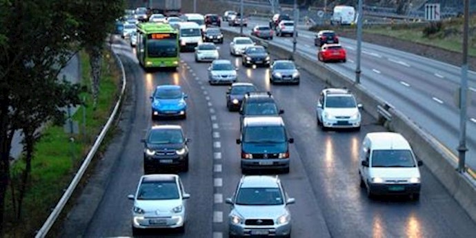  'Electric cars heading for Oslo crowd the bus lane (L) during the morning rush hour on the E-18 road in Hoevik '