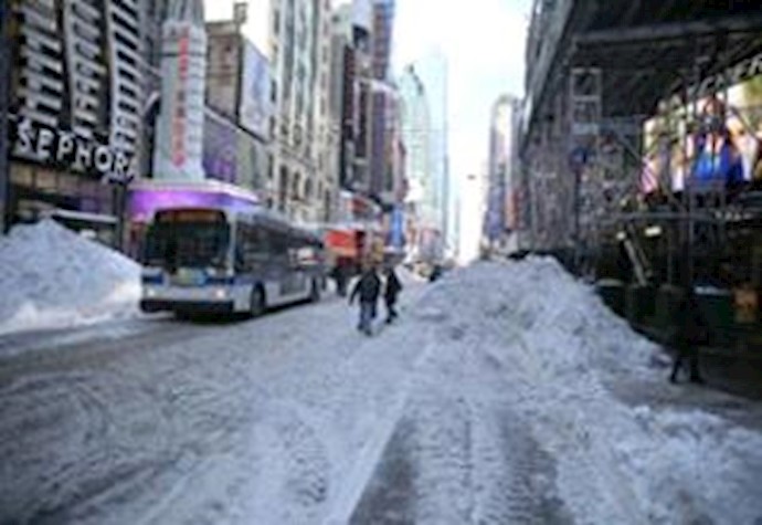 US blizzard kills 25, Washington struggles to rebound