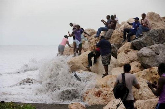 Hurricane Matthew hits Haiti and Cuba, takes aim at Bahamas, U.S. + Videos & Photos