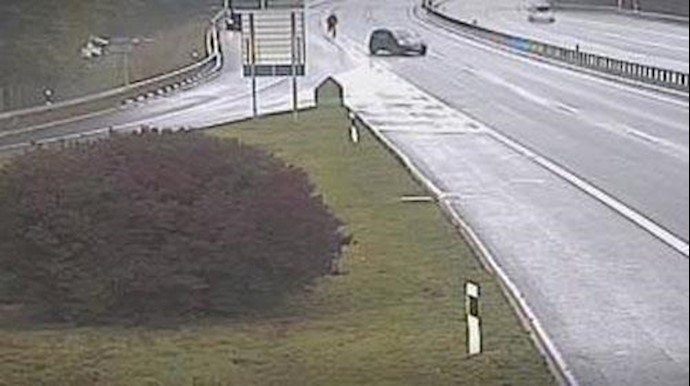Man chases runaway car across motorway in Switzerland+Video