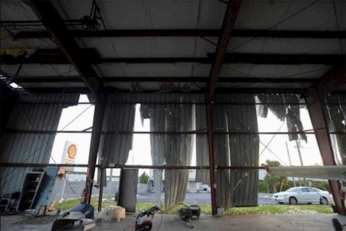 Floods, power outages as weakened Matthew hits North Carolina, Virginia