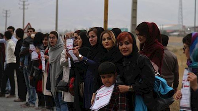 Iran Human Chain, Iranians protest lack of government efforts to improve road conditions [Includes photos]
