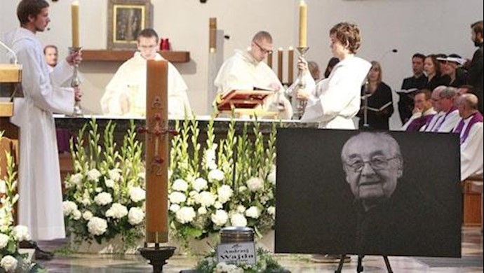 Hundreds in Warsaw bid farewell to filmmaker Andrzej Wajda