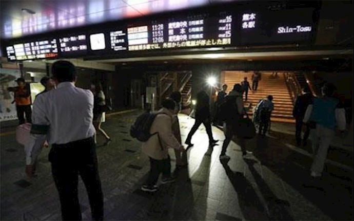 The main road swallowed up as huge sinkhole collapses in center of Japanese city+Video