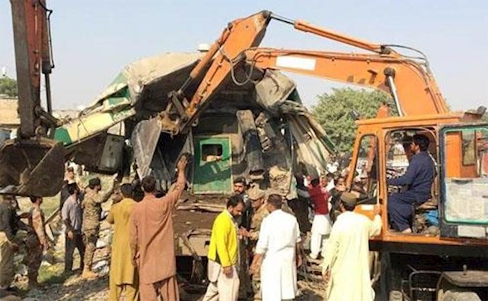 17 dead, 50 injured as Pakistan trains collide+Video