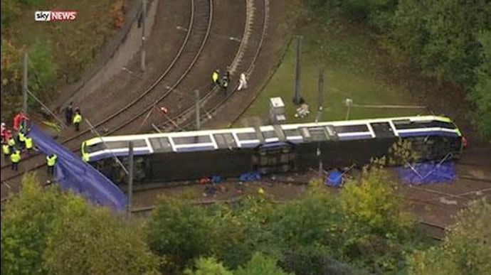 Several dead after tram derails overturns in south London+Video
