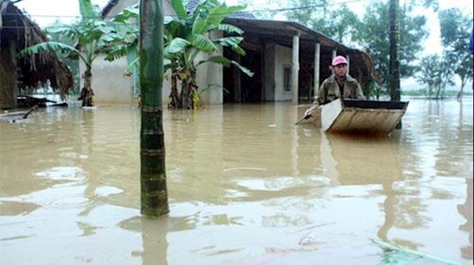 Floods kill 15 in Vietnam, thousands evacuated