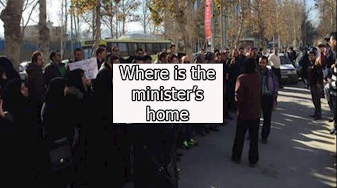 Iran: Mehr customers rally outside construction company