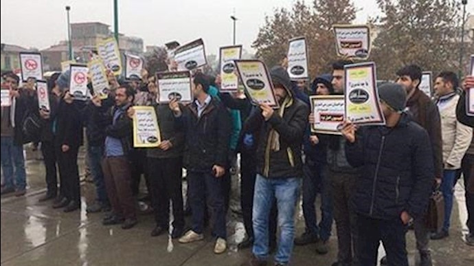 Iran’s Oil Industry University Graduates staged a protest in front of the Iranian parliament.