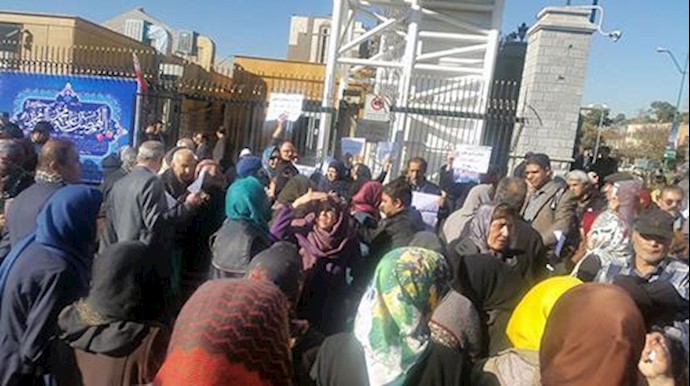 Iran: more than 2000 people gathered in front of the regime parliament + PHOTOS