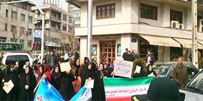 Iran: shareholders of a fuel company rally in Tehran