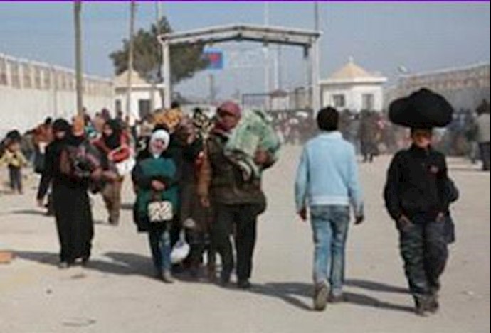Syrians mass on Turkish border as regime advances
