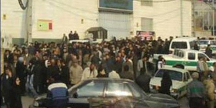 Iran: Arrest of those gathered outside Evin Prison