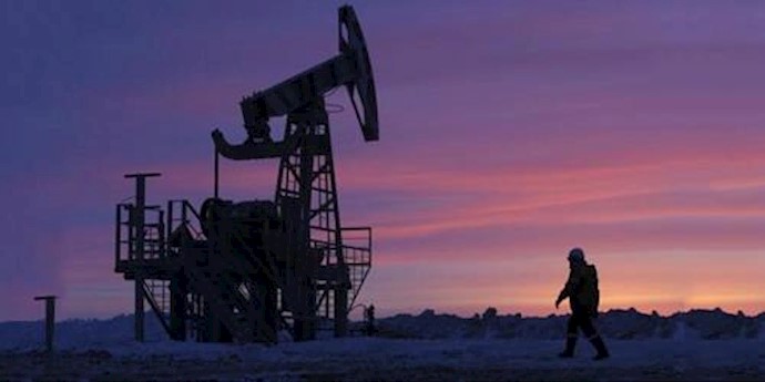 Oil down 4 percent as U.S. glut overshadows producer talks
