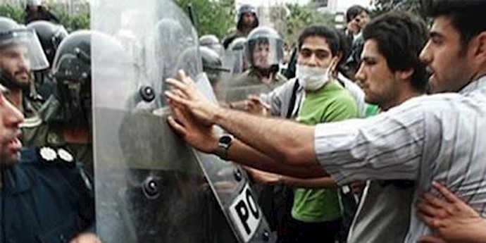 Iran Suppressive State Security agents raided street vendors with batons, Tasers