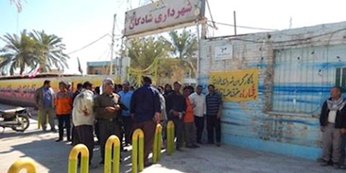 Iran: Labor protest in front of the city hall