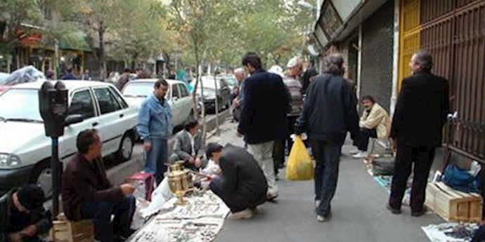 Concerned Tehran youths confronted municipality agents who attempted to harass an elderly spectator
