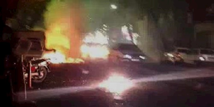 Iran: protesters hurled firebomb at a bank in Tehran