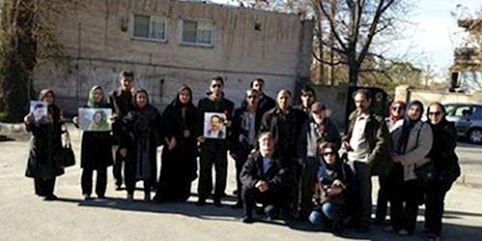 Iran: Family members of political prisoners stage a rally in front of the notorious Evin Prison